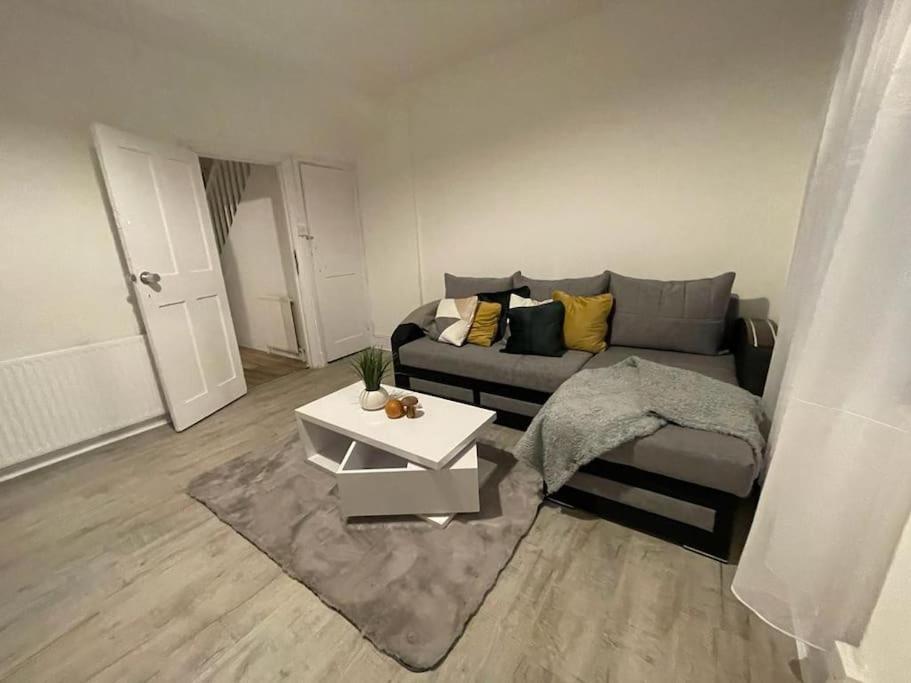 Comfortable 2 Bedroom On Tower Bridge Лондон Экстерьер фото